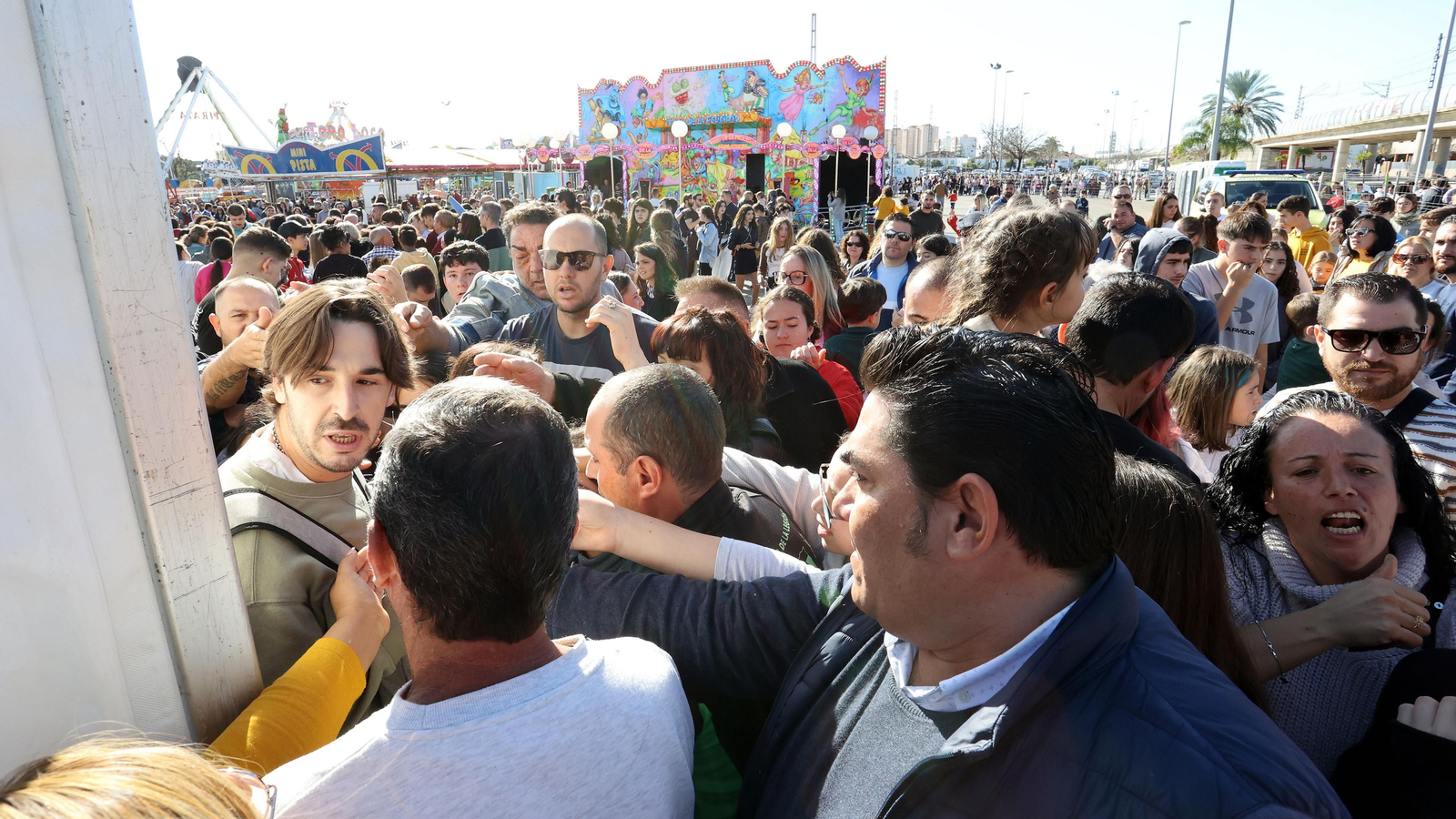 El parque de atracciones de Navidad junto a la Feria volvió a llenarse este sábado El parque de atracciones de Navidad junto a la Feria volvió a llenarse este sábado