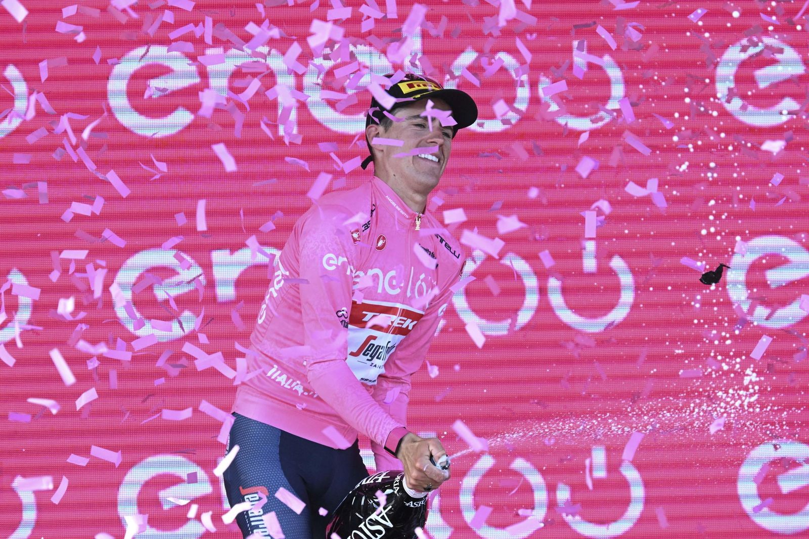 Juanpe López celebrando su quinta etapa con la 'maglia' rosa.