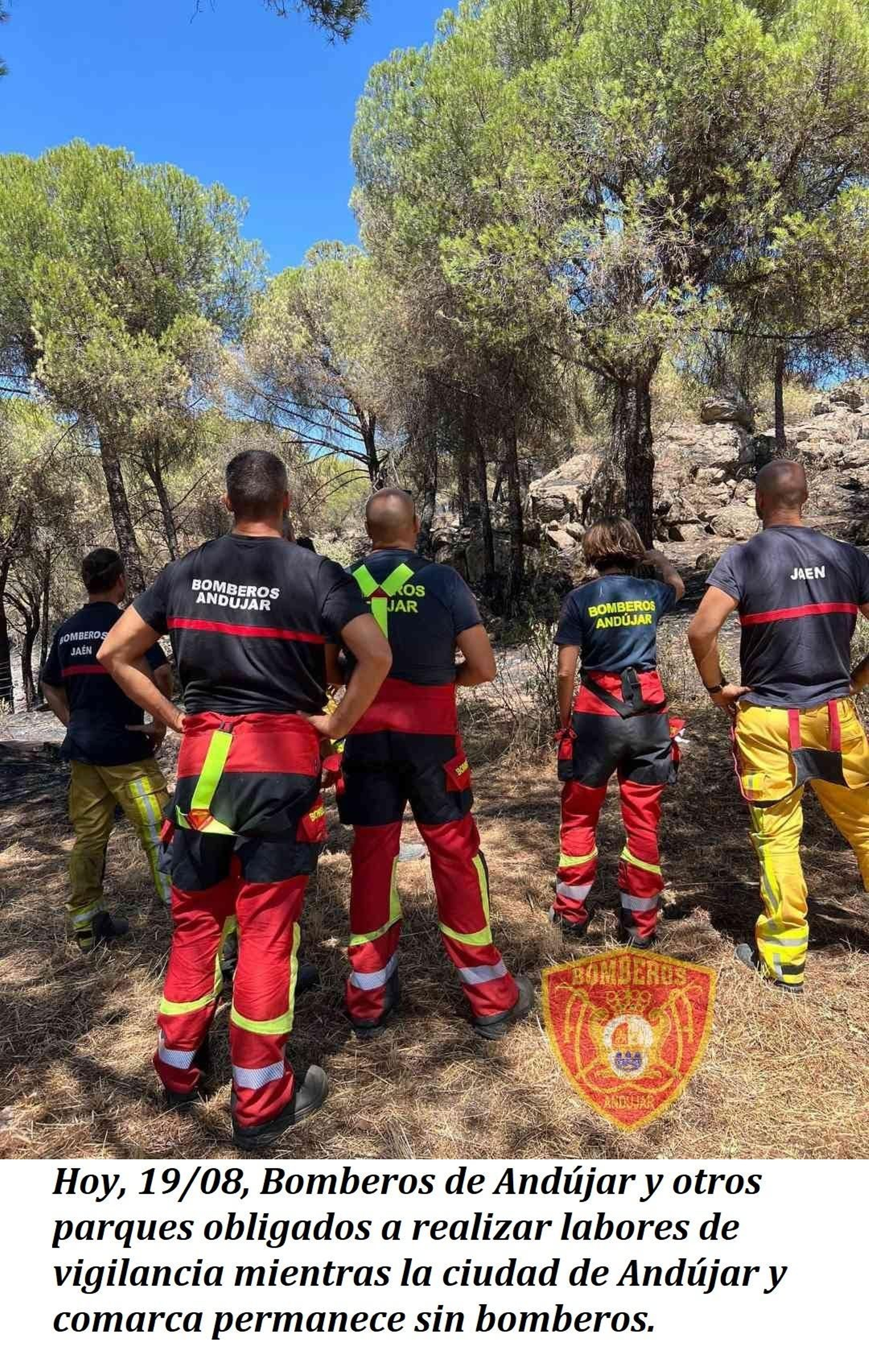 Bomberos de Andújar y de Jaén vigilan una de las zonas de monte afectadas por el incendio