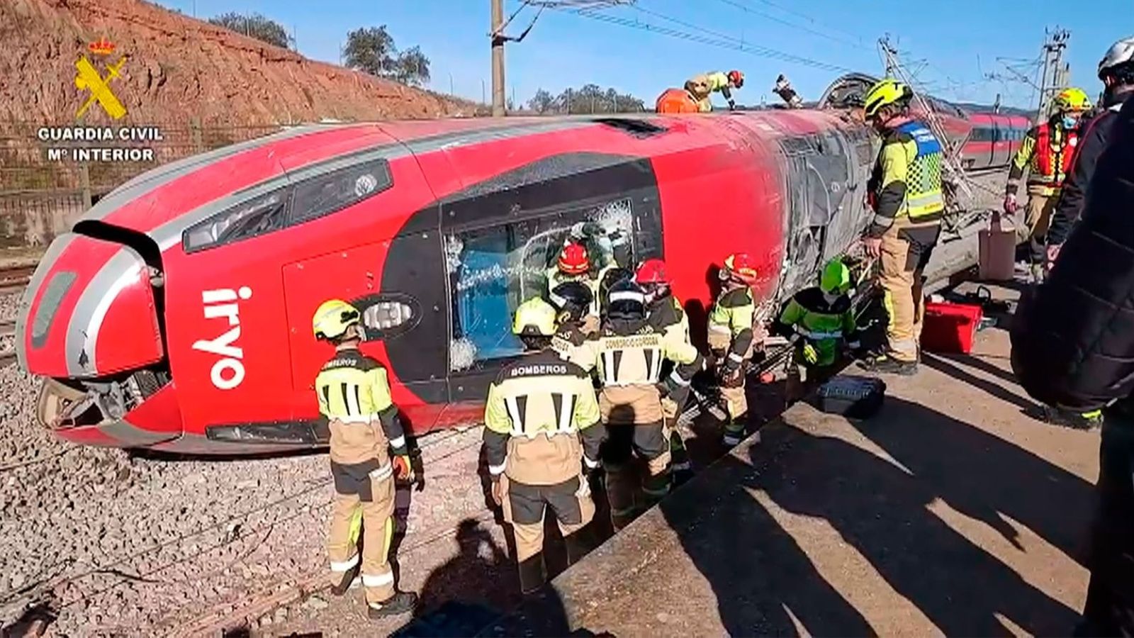 Bomberos continúan trabajando en la cabecera del tren Iryo que descarriló ayer