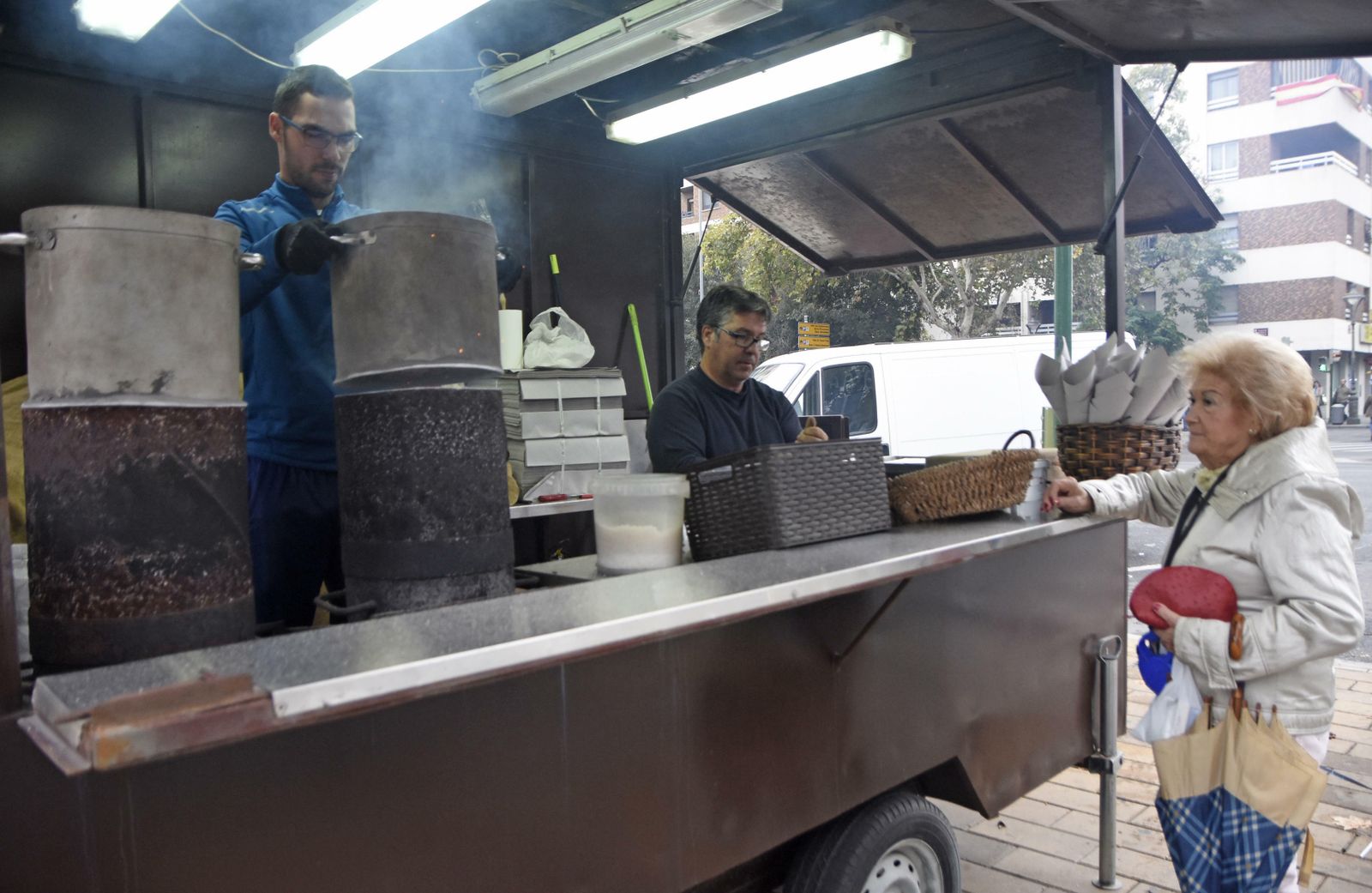 Adrián Lozano y su padre, en el puesto de castañas del paseo de la Victoria.
