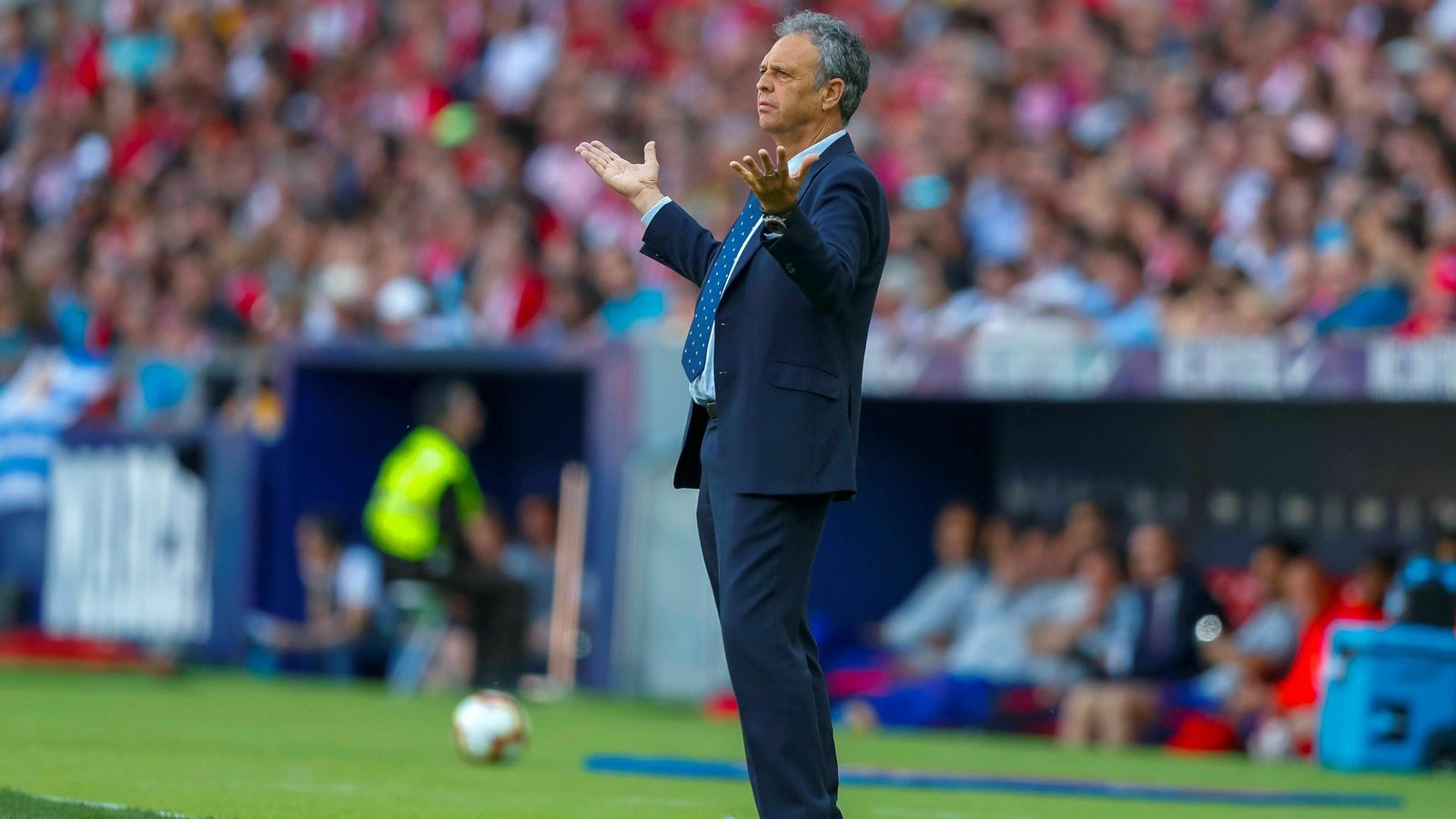 Joaquín Caparrós, técnico del Sevilla, gesticula desde la banda del Wanda.