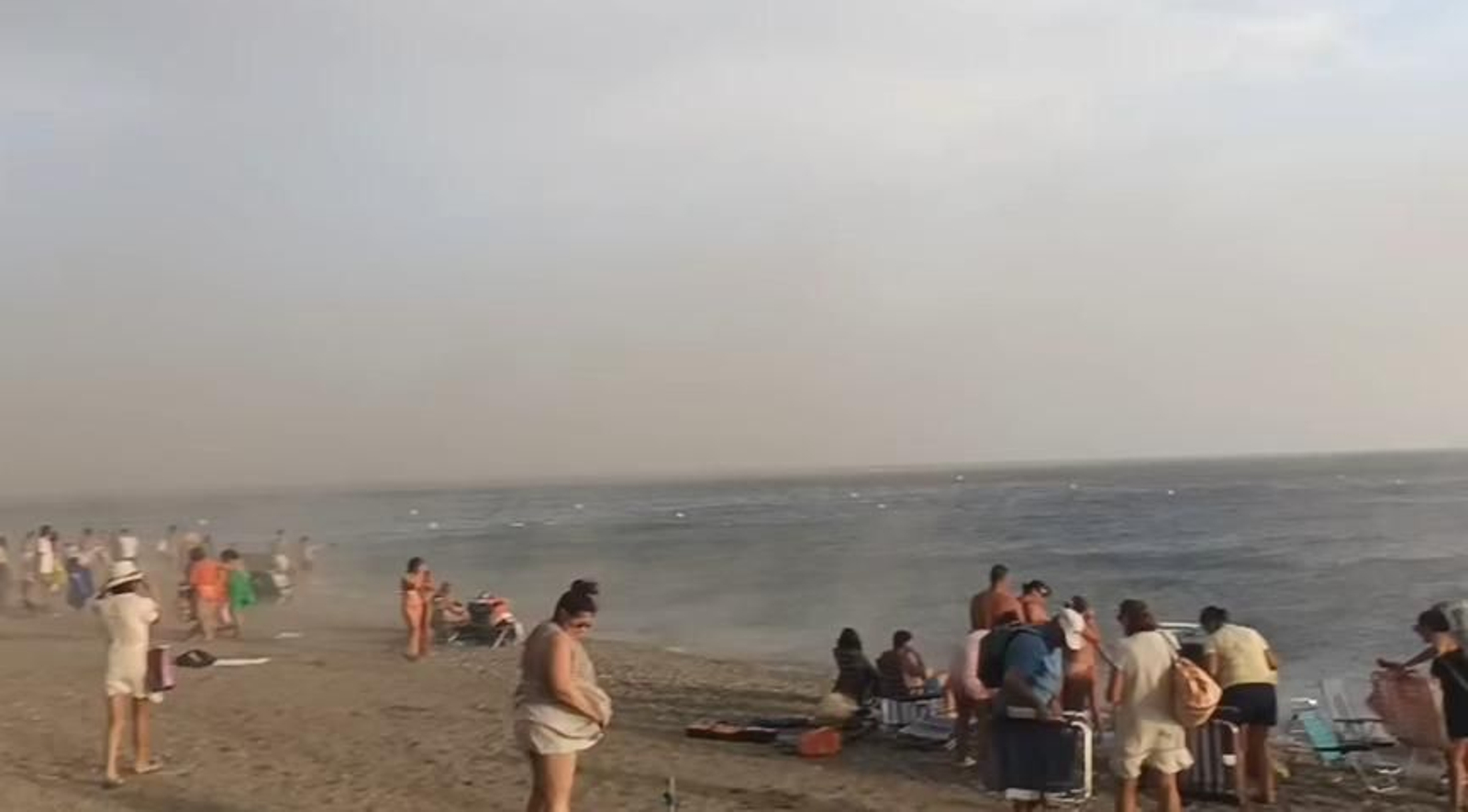 Bañistas en Playa Granada durante el reventón térmico