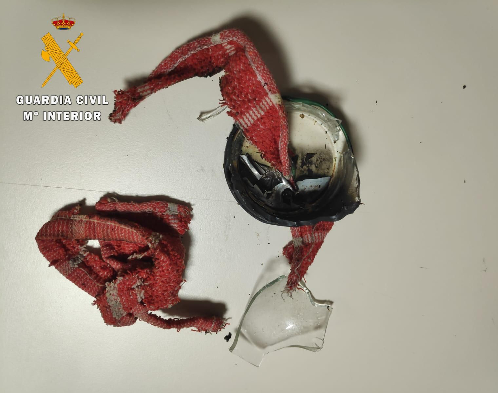 Restos del cóctel molotv que el detenido lanzó contra varias personas en Válor.