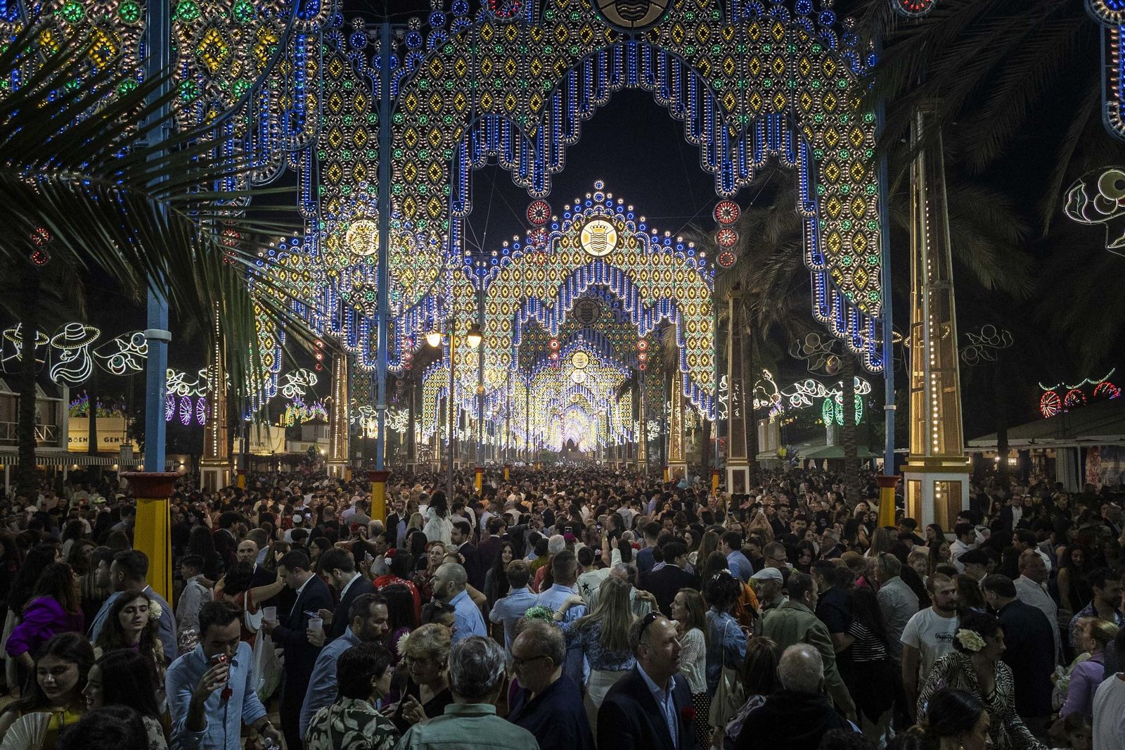 Lleno en el González Hontoria durante el encendido del alumbrado de la Feria del Caballo 2025 en Jerez.