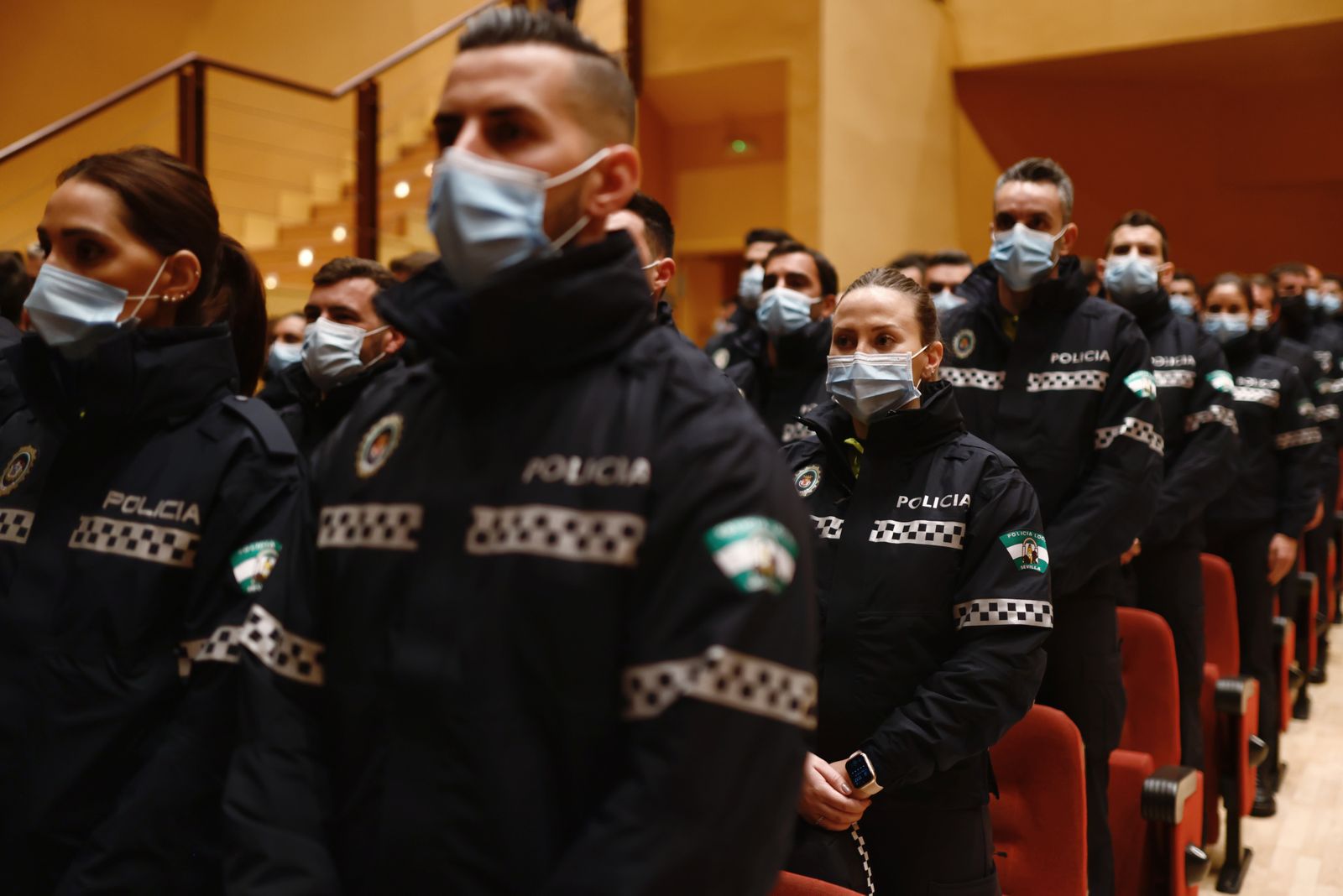 Algunos de los nuevos policías locales de Sevilla, durante su presentación.