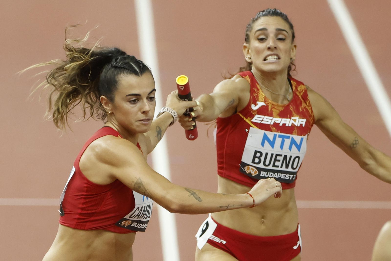 La atleta española Laura Bueno entrega el testigo a Bárbara Camblor