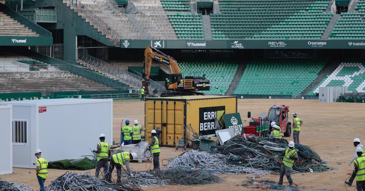 La demolición del Estadio del Betis en directo: comienza el derribo de la grada del Benito Villamarín