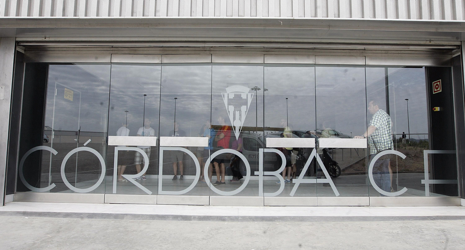 Entrada a las oficinas de El Arcángel.