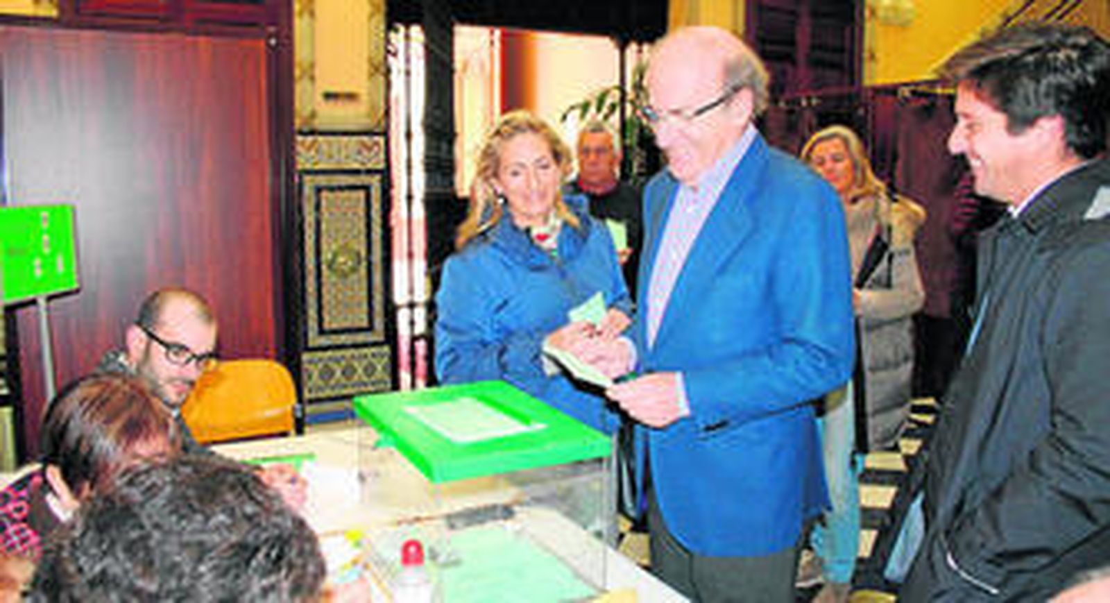 El alcalde de la capital, Pedro Rodríguez, votando ayer en el centro de día Mora Claros.