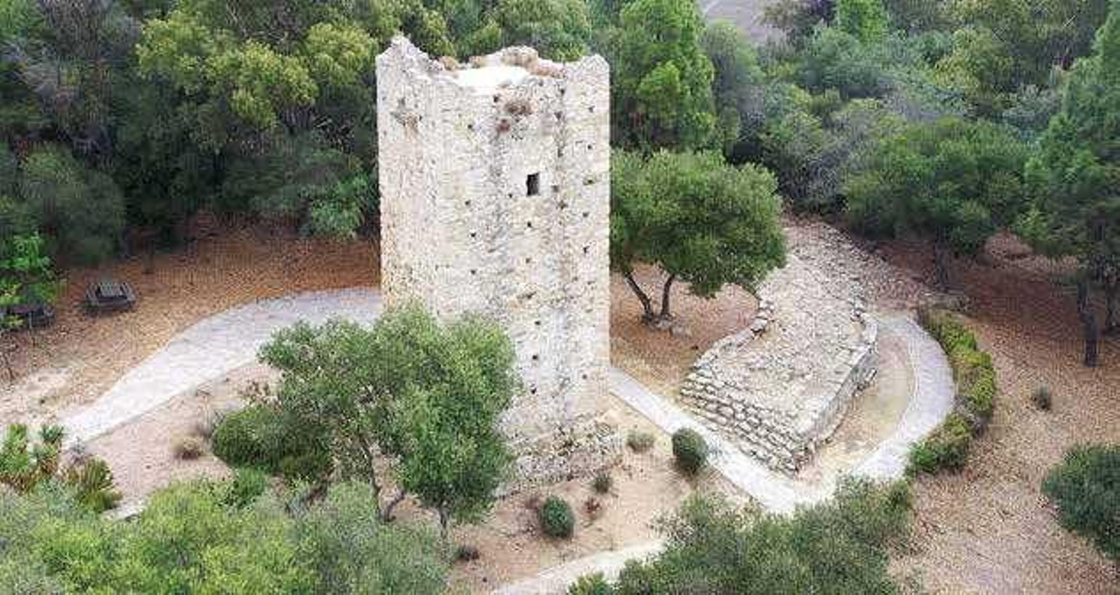 Vista aérea capturada desde dron para la generación del modelo fotogramétrico de la Torre almenara del Rocadillo.