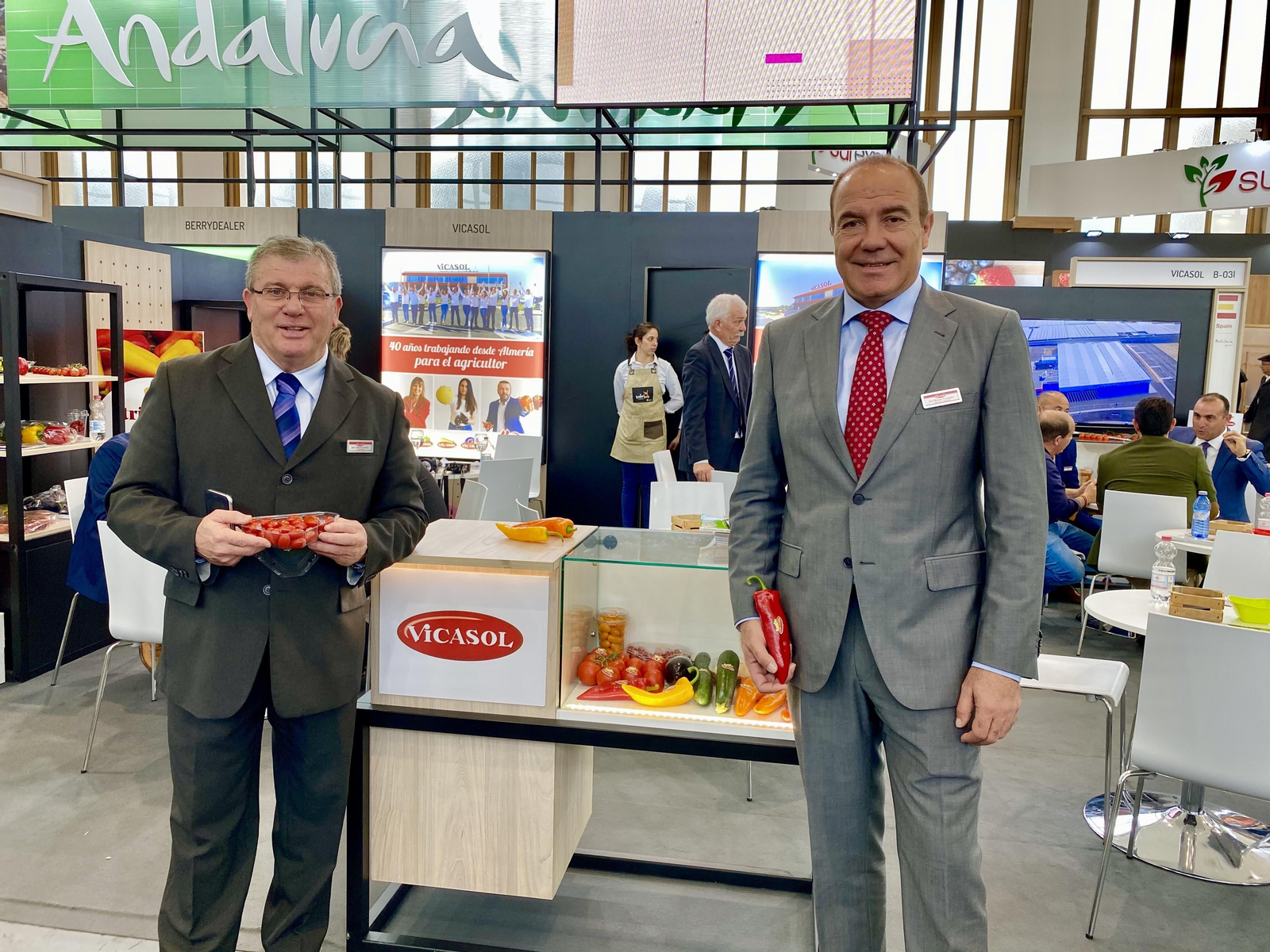 Juan Antonio González, presidente, y José Manuel Fernández, gerente de Vicasol, en una de las últimas ferias en las que ha participado la cooperativa.
