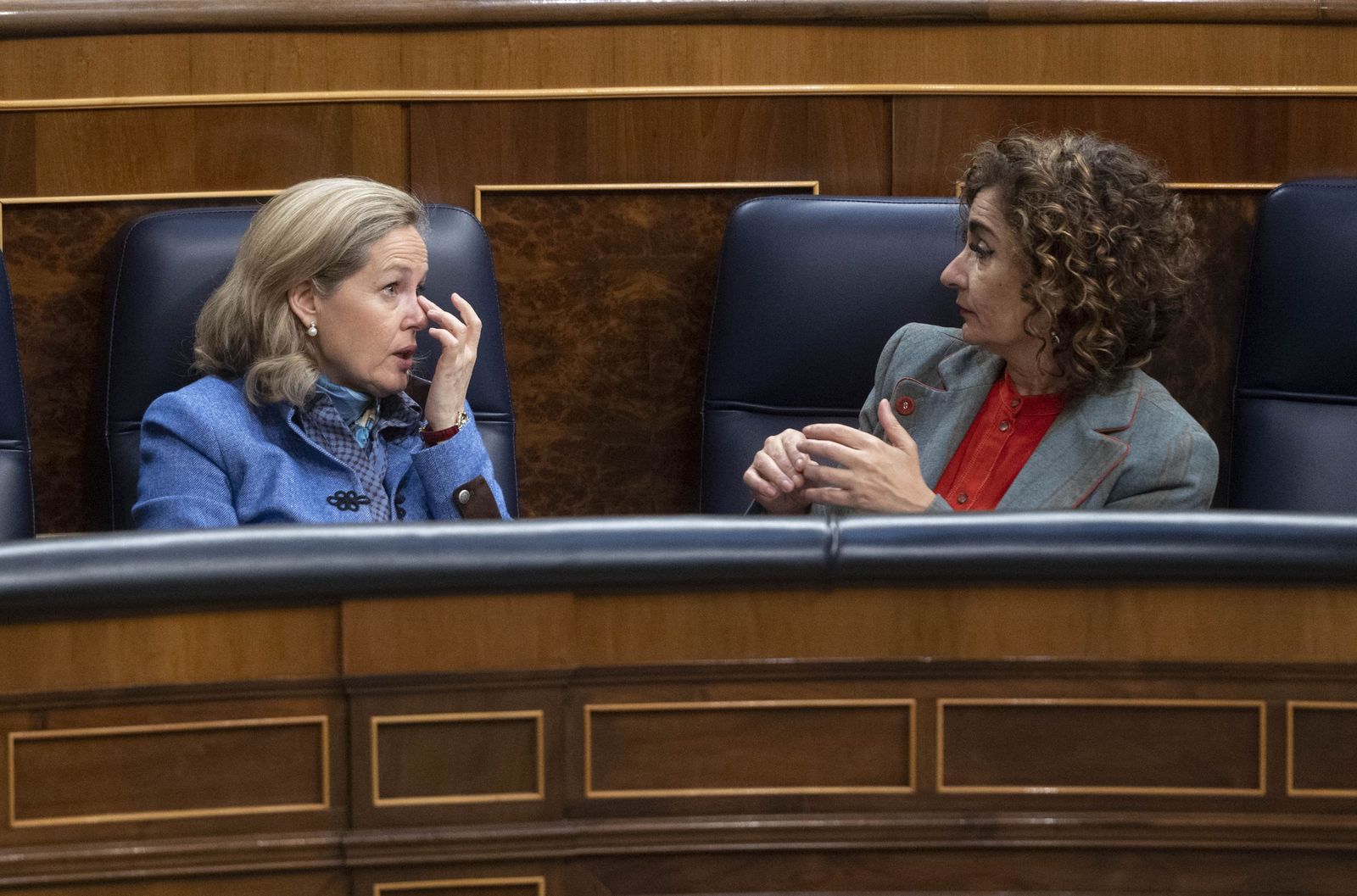 Nadia Calviño y María Jesús Montero, este jueves en el Congreso
