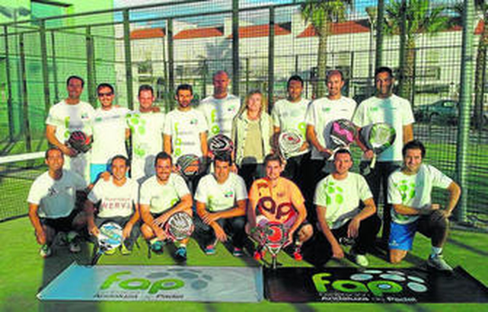 Marian Prat, delegada en Huelva, posa con los representantes de la selección masculina.