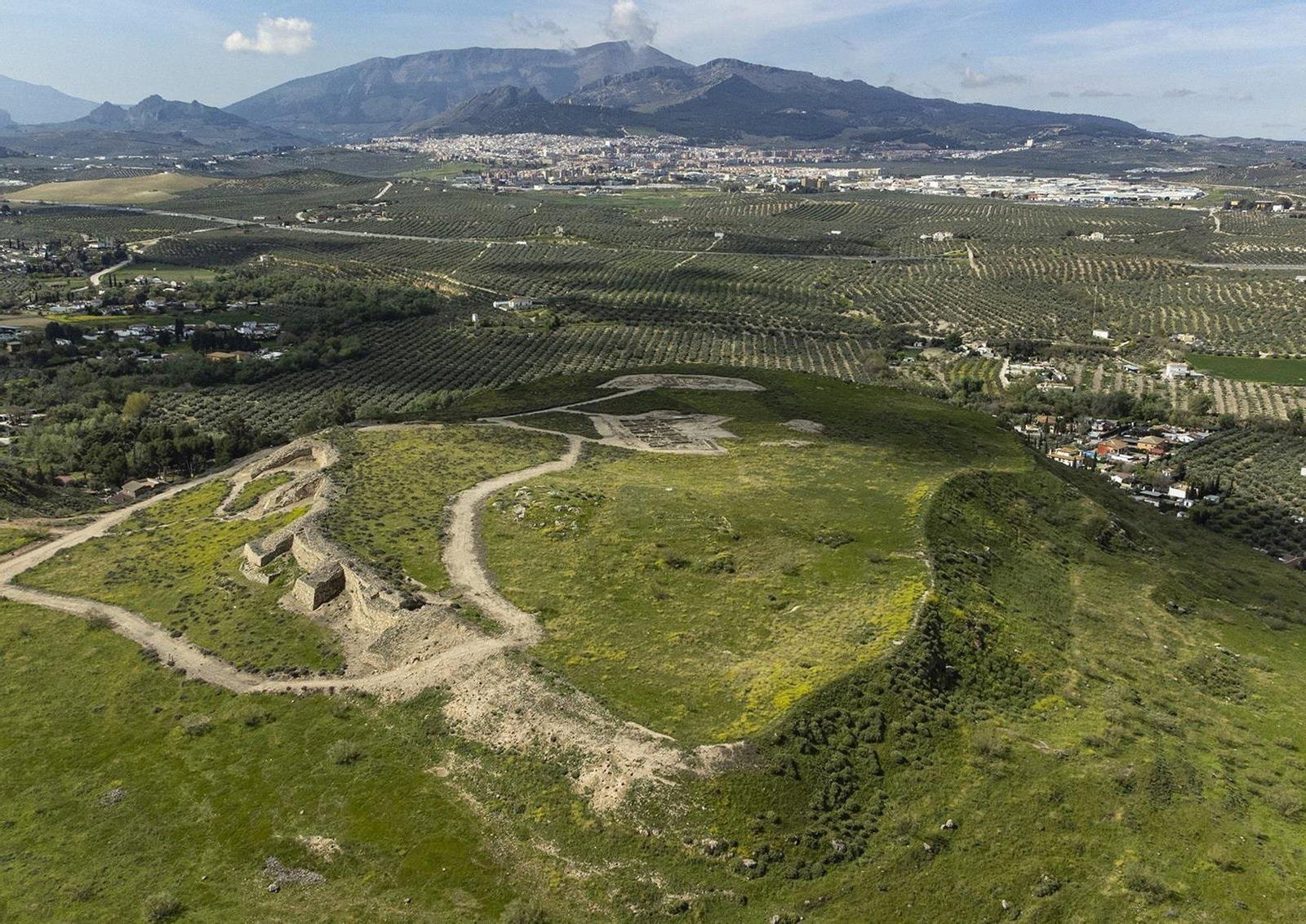 Vista aérea del yacimiento de Puente Tablas con el núcleo urbano de Jaén al fondo.