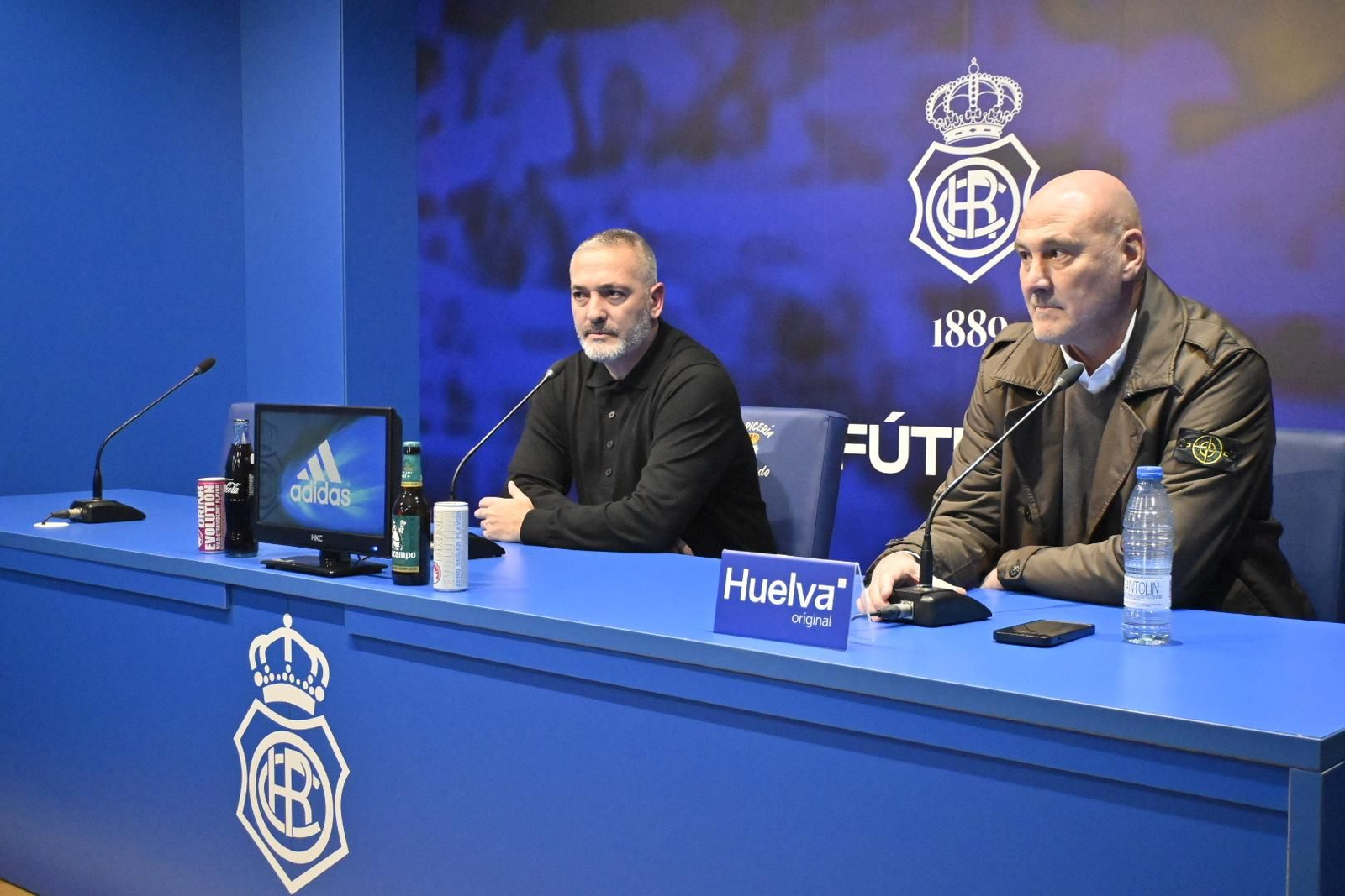 Imágenes de la presentación de Arzu como nuevo entrenador del Recreativo de Huelva
