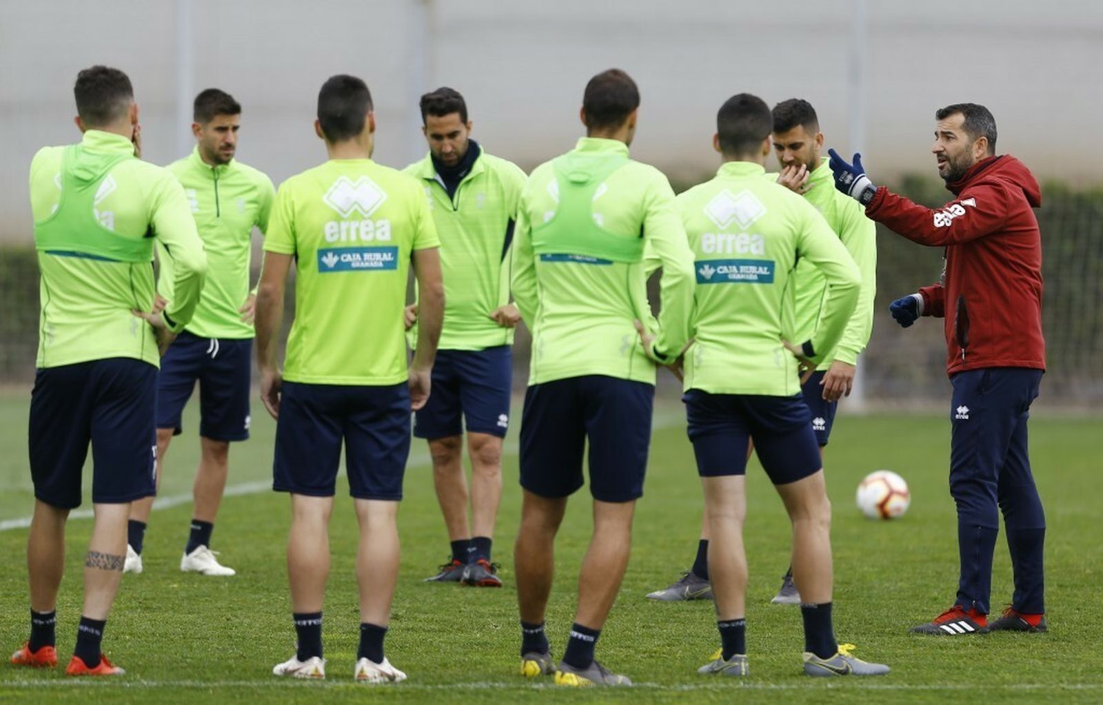 Diego Martínez se dirige a sus jugadores durante el entrenamiento de este martes.