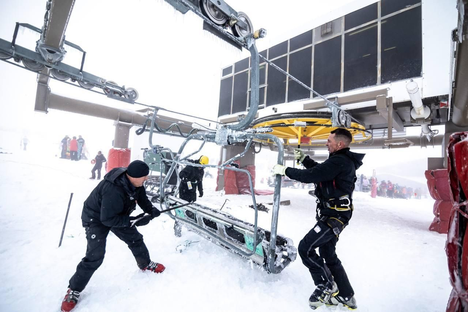 Operarios de Sierra Nevada trabajan para desbloquear un telesilla congelado durante la noche