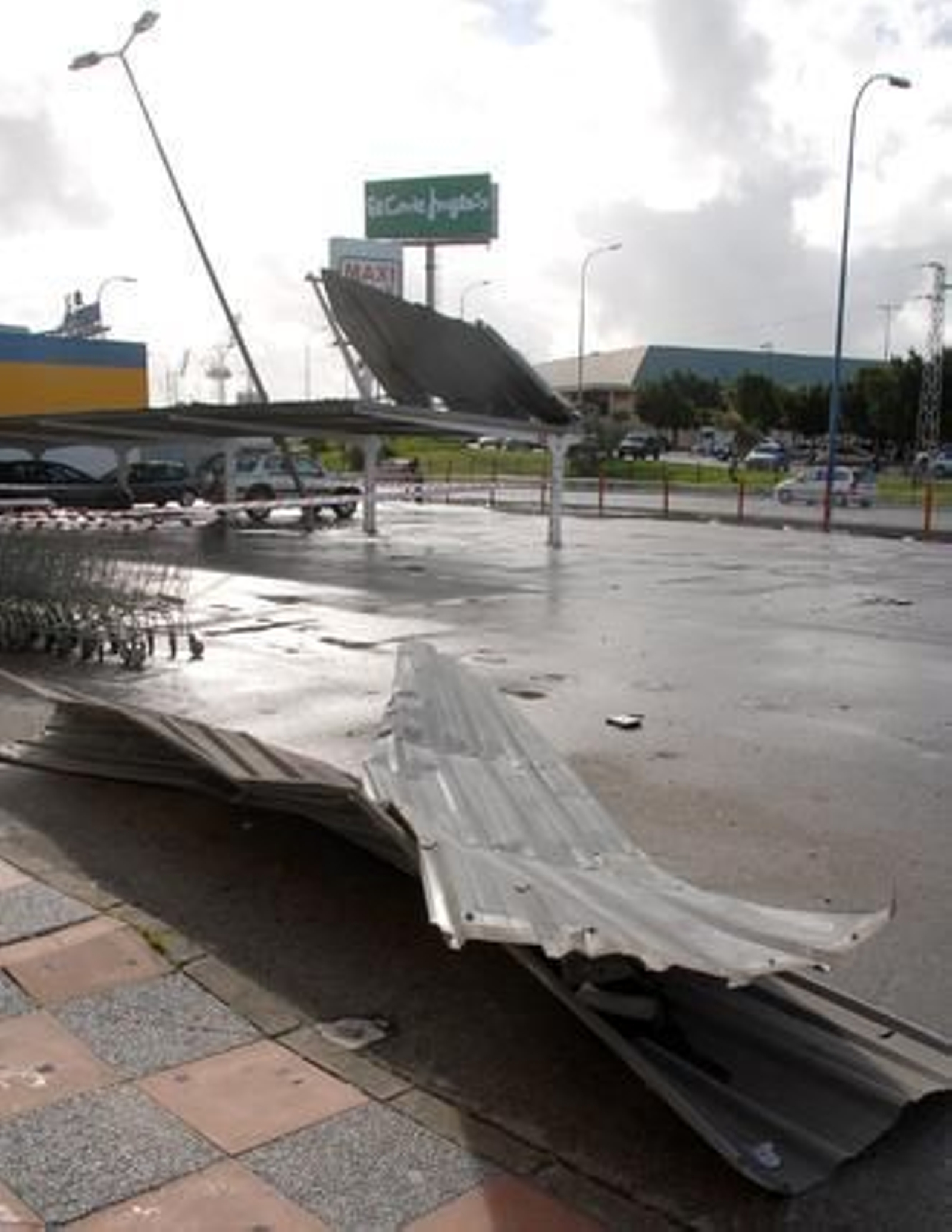 El fuerte viento causó destrozos en las instalaciones deportivas y en varias naves del Polígono de Fradricas

Foto: Rioja