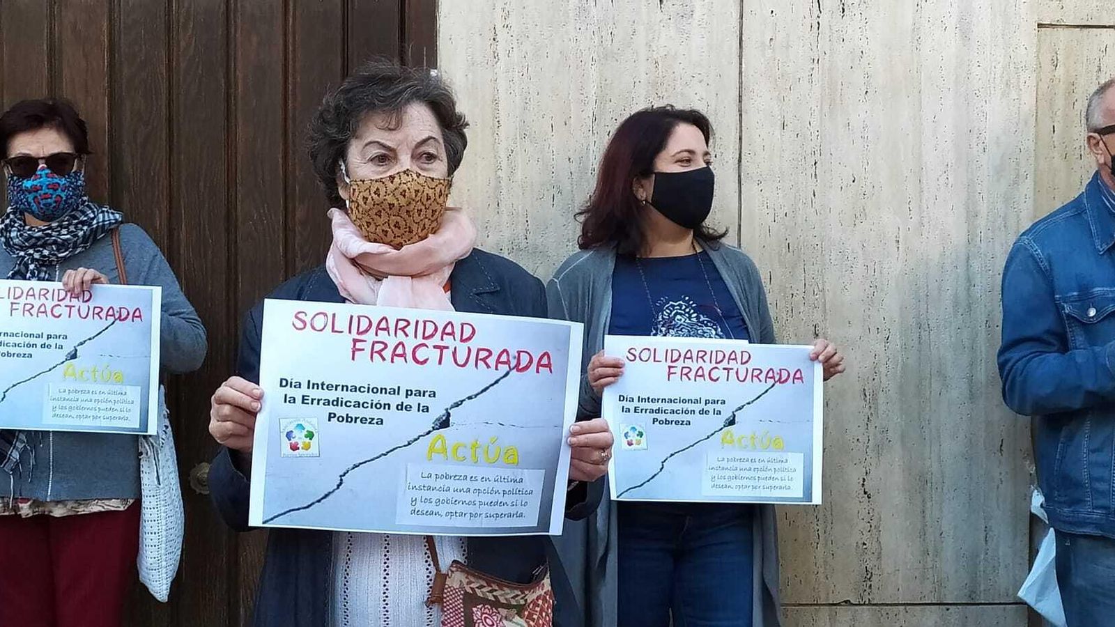 Carteles que han mostrado durante la concentración.