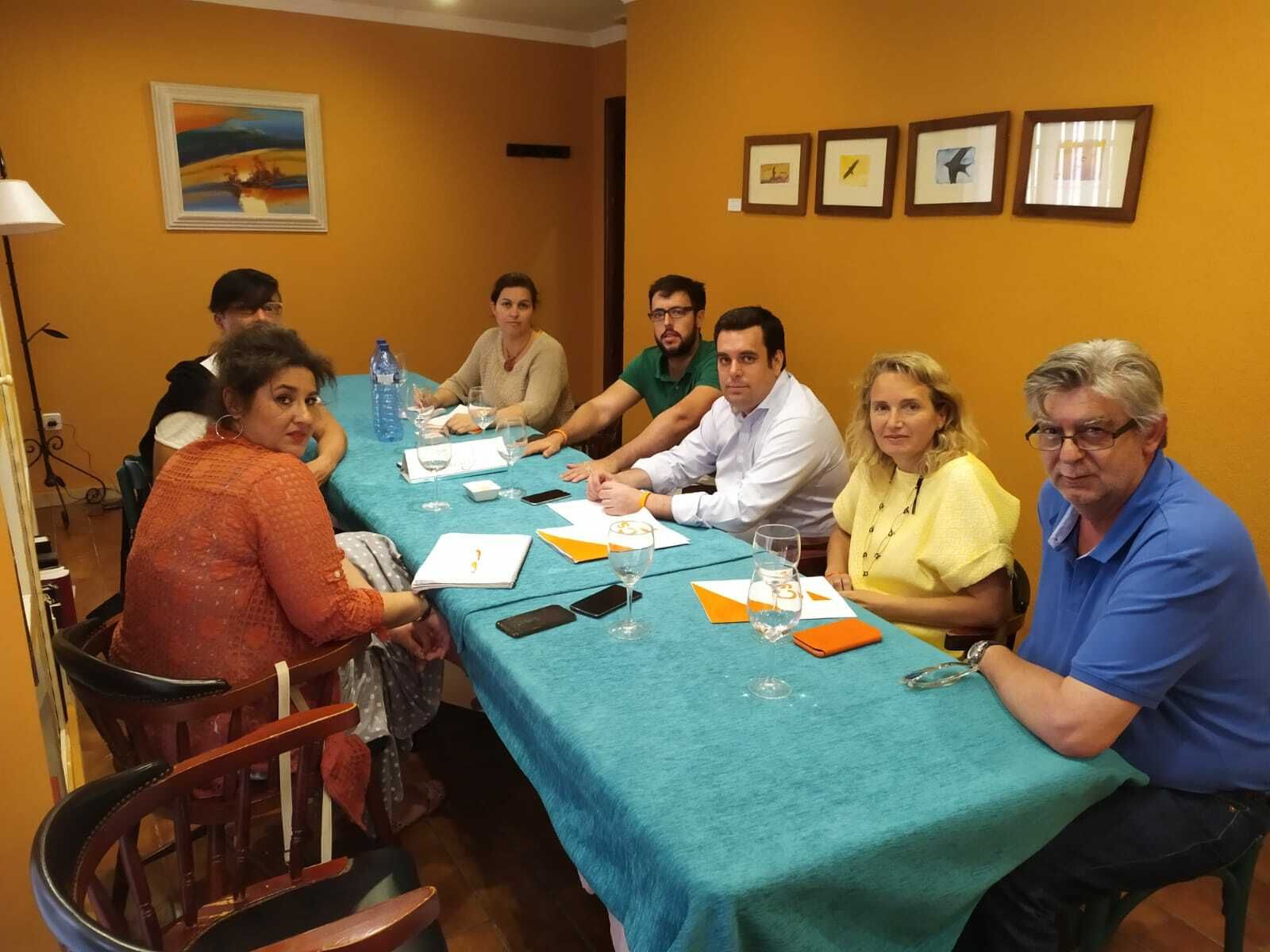 El candidato de Ciudadanos y parte de su equipo, reunidos con miembros de la plataforma Revive Puerto.