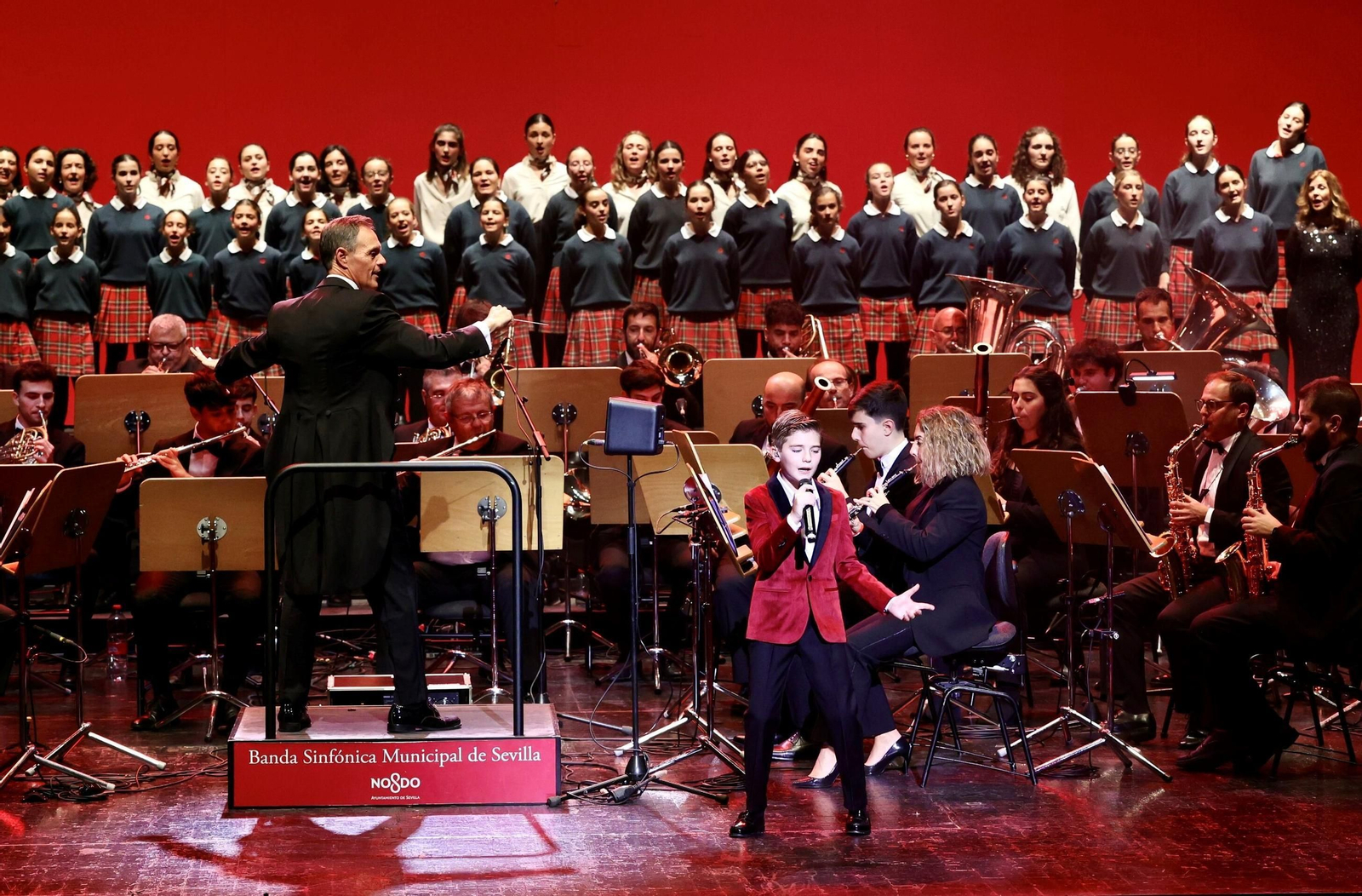 El pequeño Lucas Paulano deslumbró en su actuación junto al Coro de Entreolivos.