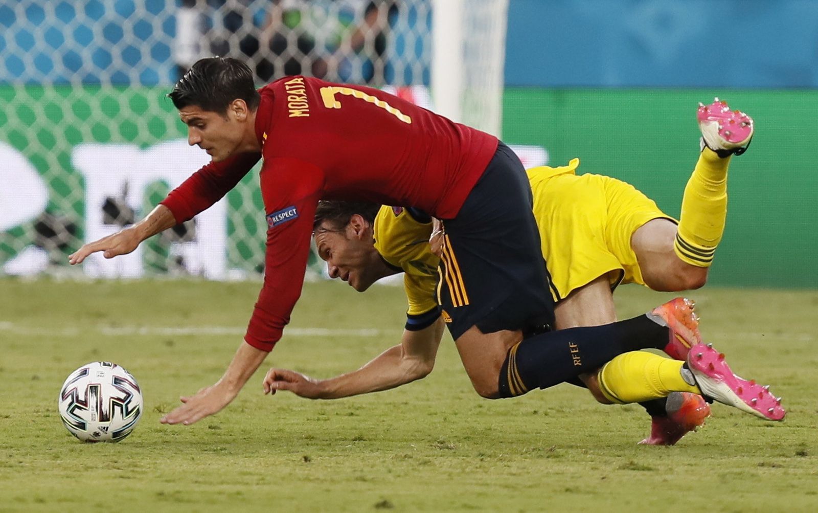 Morata cae al suelo en su choque con el sueco Ekdal.