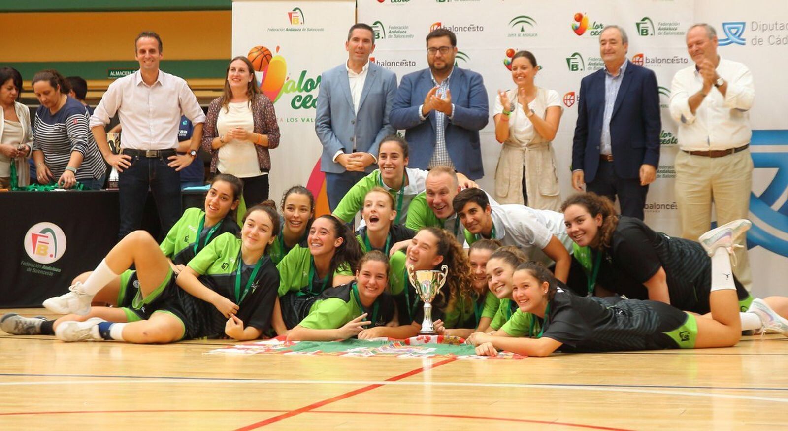 Las anfitrionas festejan tiradas en la pista las medallas y el trofeo recibidos.