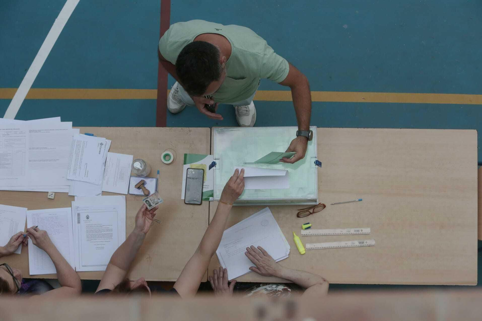 Una persona vota en un colegio electoral de Cádiz.