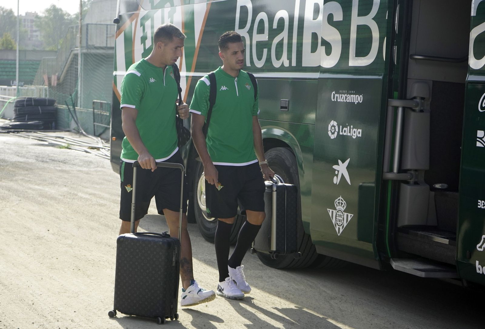 Feddal junto a Joel Robles antes de subir al autobús del equipo.