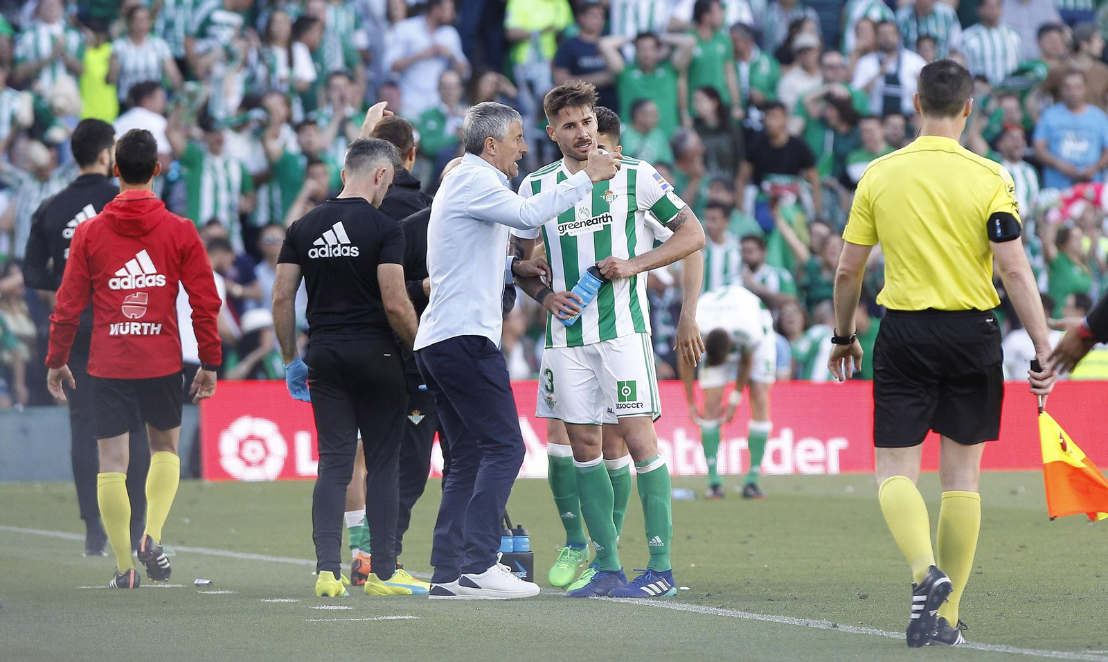 Quique Setién conversa con Javi García tras el gol del empate de Loren.