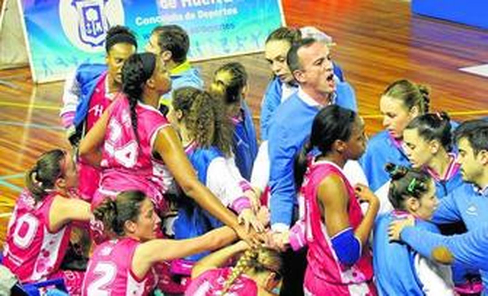 El CB Conquero se da ánimos en un encuentro de la temporada pasada.