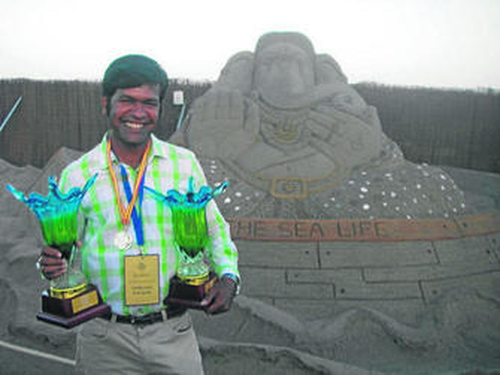 1. Espectaculares por su tamaño y perfección artística, las esculturas sobre la arena que pueden llegar a medir hasta seis metros de altura. 2. La obra del escultor italiano Leonardo Ugolini 'Sueño de una joven muchacha', mereció la atención del jurado como la obra más creativa. 3. Sudarsan Pattnaik posa delante de la escultura creada con los dos galardones que obtuvo en el concurso marbellí. 4. Los guiños a la arquitectura local tampoco podían faltar en el certamen.