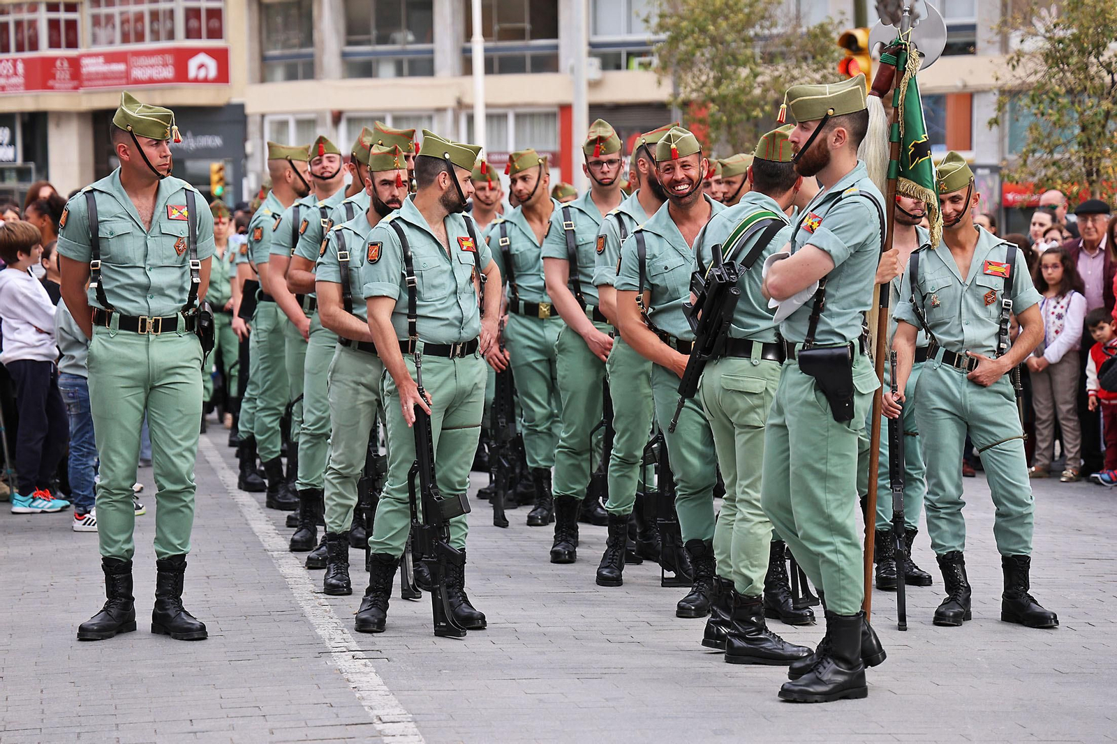 Las mejores imágenes del Sábado de Pasión en Huelva: La Legión con el Cristo de la Vera+Cruz