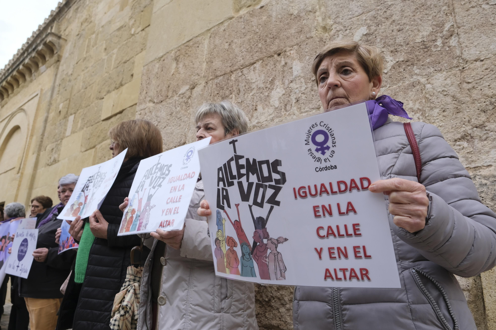 La concentración de la Revuelta de mujeres en la Iglesia en la Mezquita-Catedral de Córdoba, en imágenes