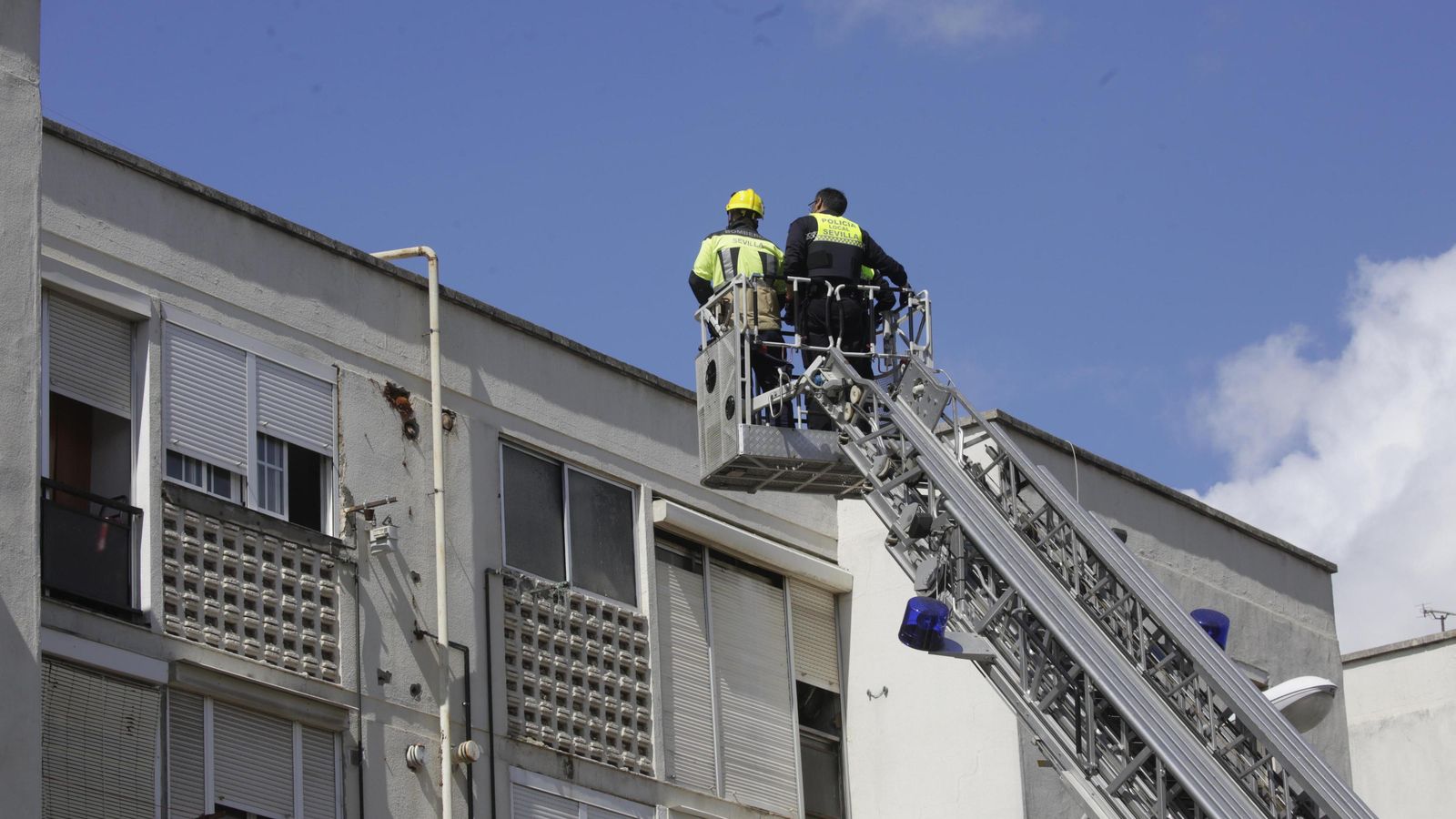 Policías locales buscan con la grúa de los Bomberos al autor de un atropello mortal en su casa, en las Letanías.
