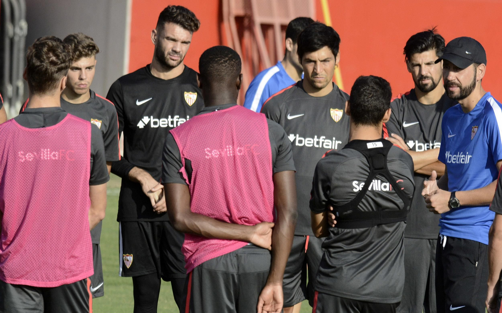 Pablo Machín se dirige a sus jugadores.