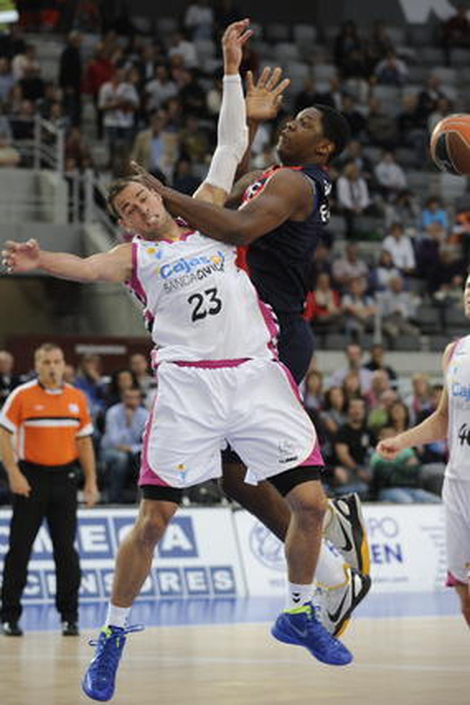 El Cajasol-Banca Cívica comienza su andadura en la Liga Endesa con derrota en casa del Caja Laboral (73-60).

Foto: Lino González (ACB Photo)