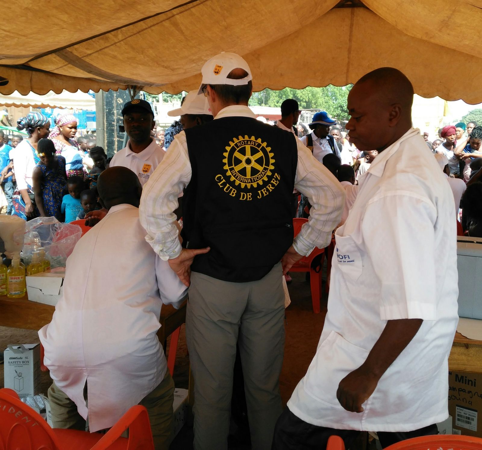 Uno de los miembros del Rotary Club de Jerez supervisa las mesas de vacunación.