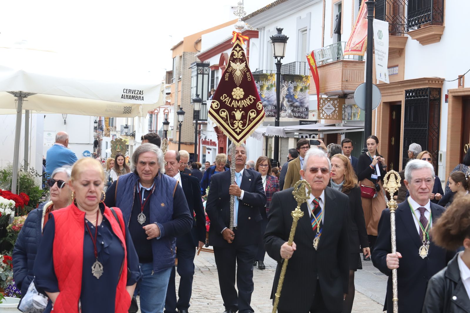 Imágenes de la misa de la Hermandad del Rocío de Huelva ante la Virgen del Rocío