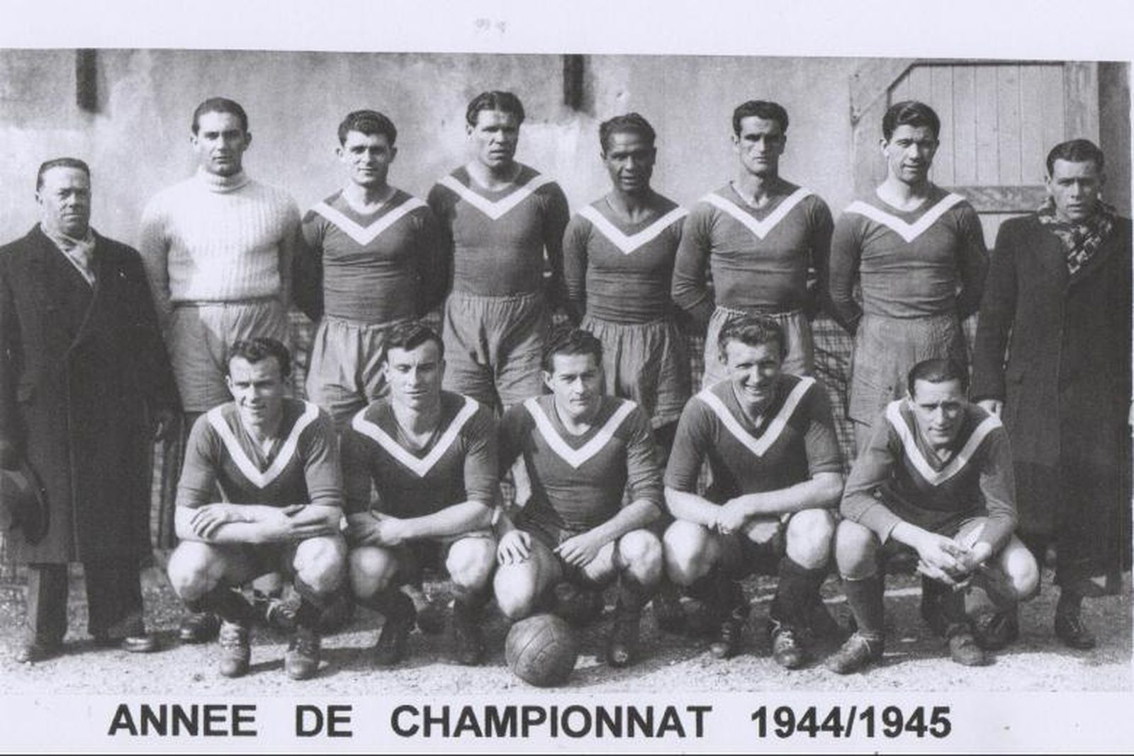 Paco Mateo Vilches, el segundo de pie, a contar desde la derecha, con una formación del Girondins francés