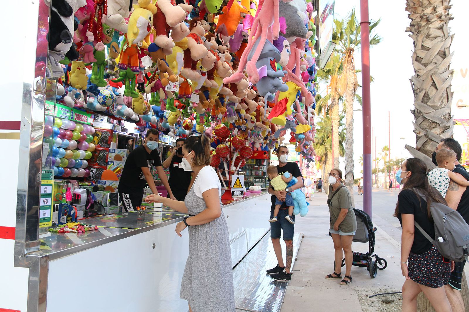 Primer día de cacharricos en una reducida Feria de Almería 2021