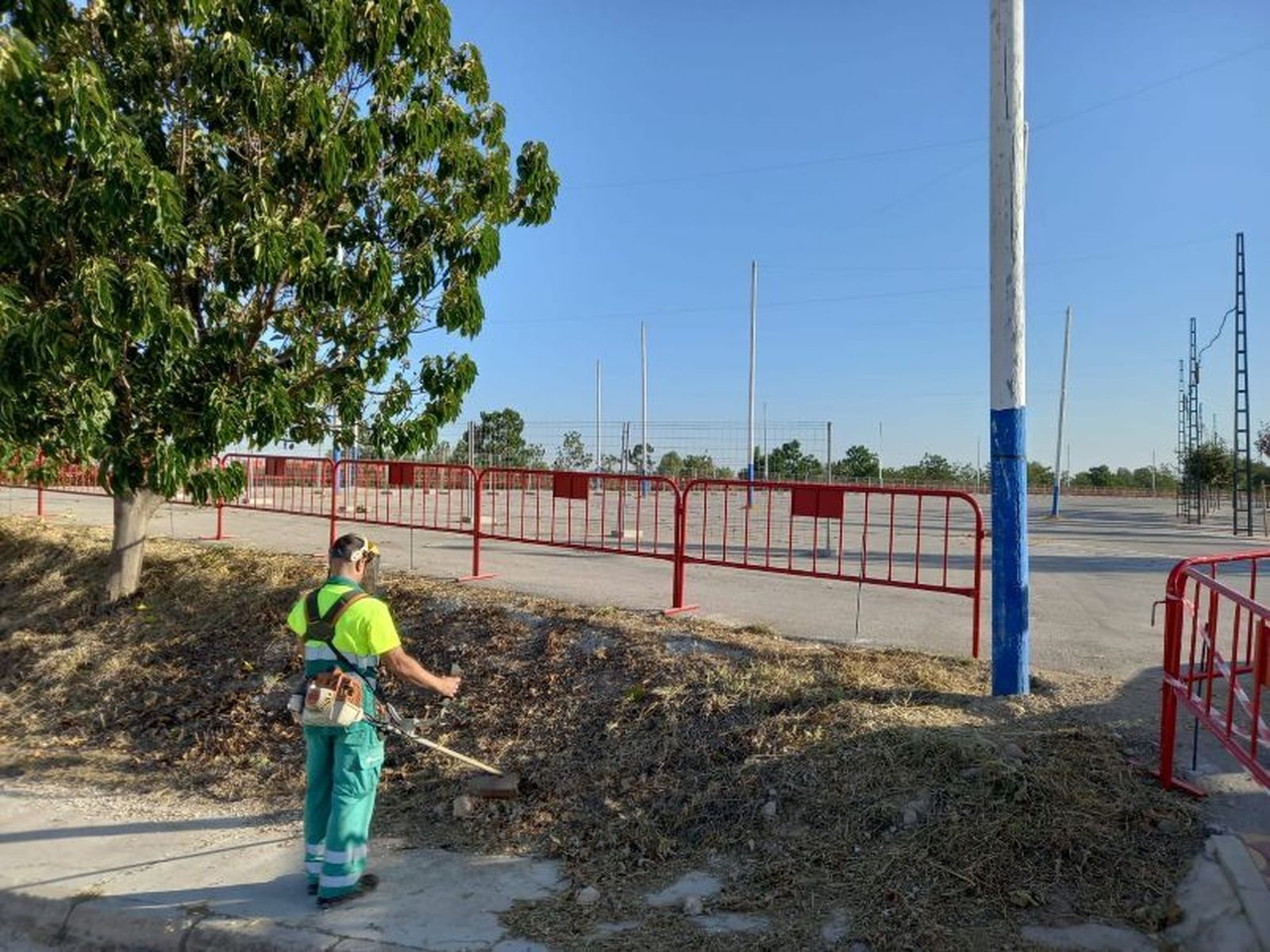 Un técnico de Egemasa en tareas de limpieza.