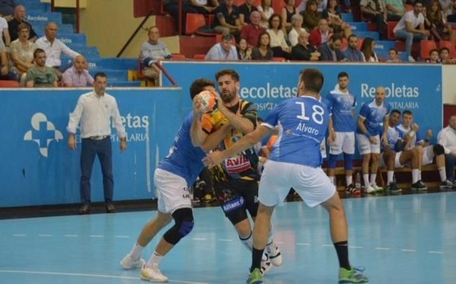 La defensa del Atlético Valladolid para un ataque del Ángel Ximénez.