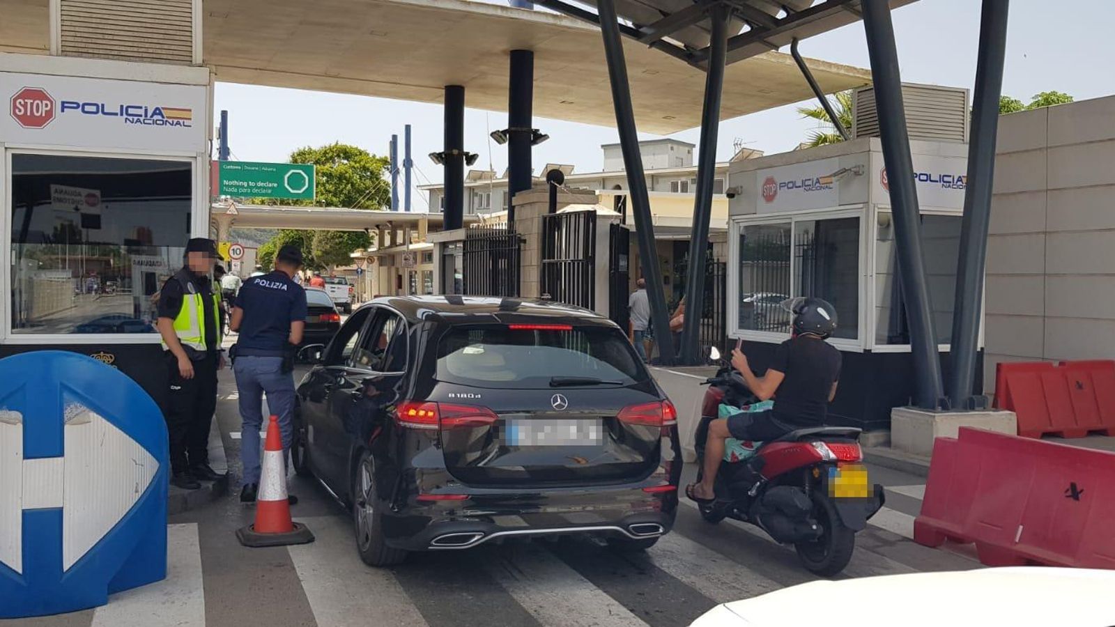 Policías internacionales en el puesto fronterizo con Gibraltar