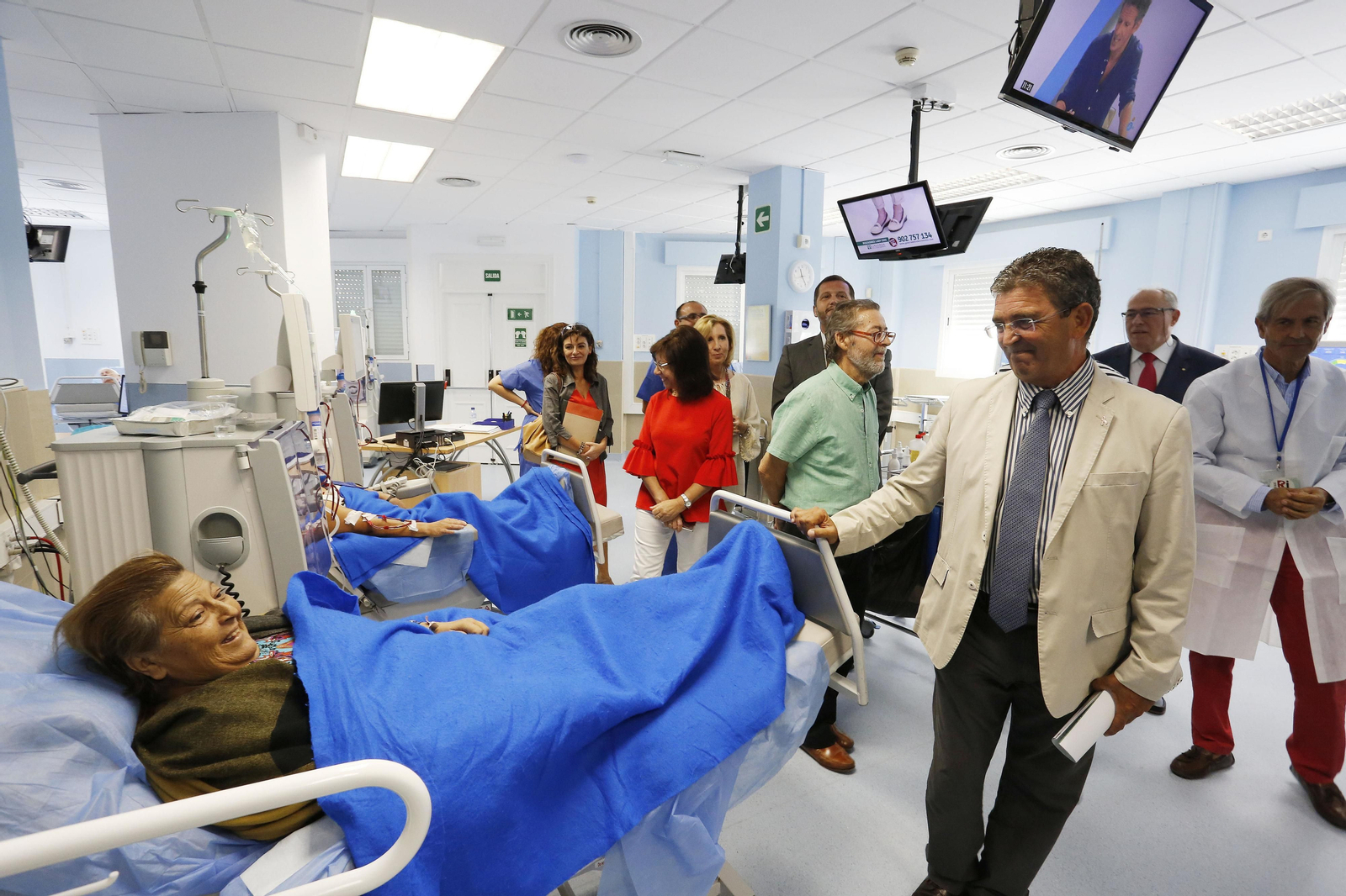 El delegado de Salud conversa ayer con una de las pacientes en las instalaciones del centro que han sido reformadas.