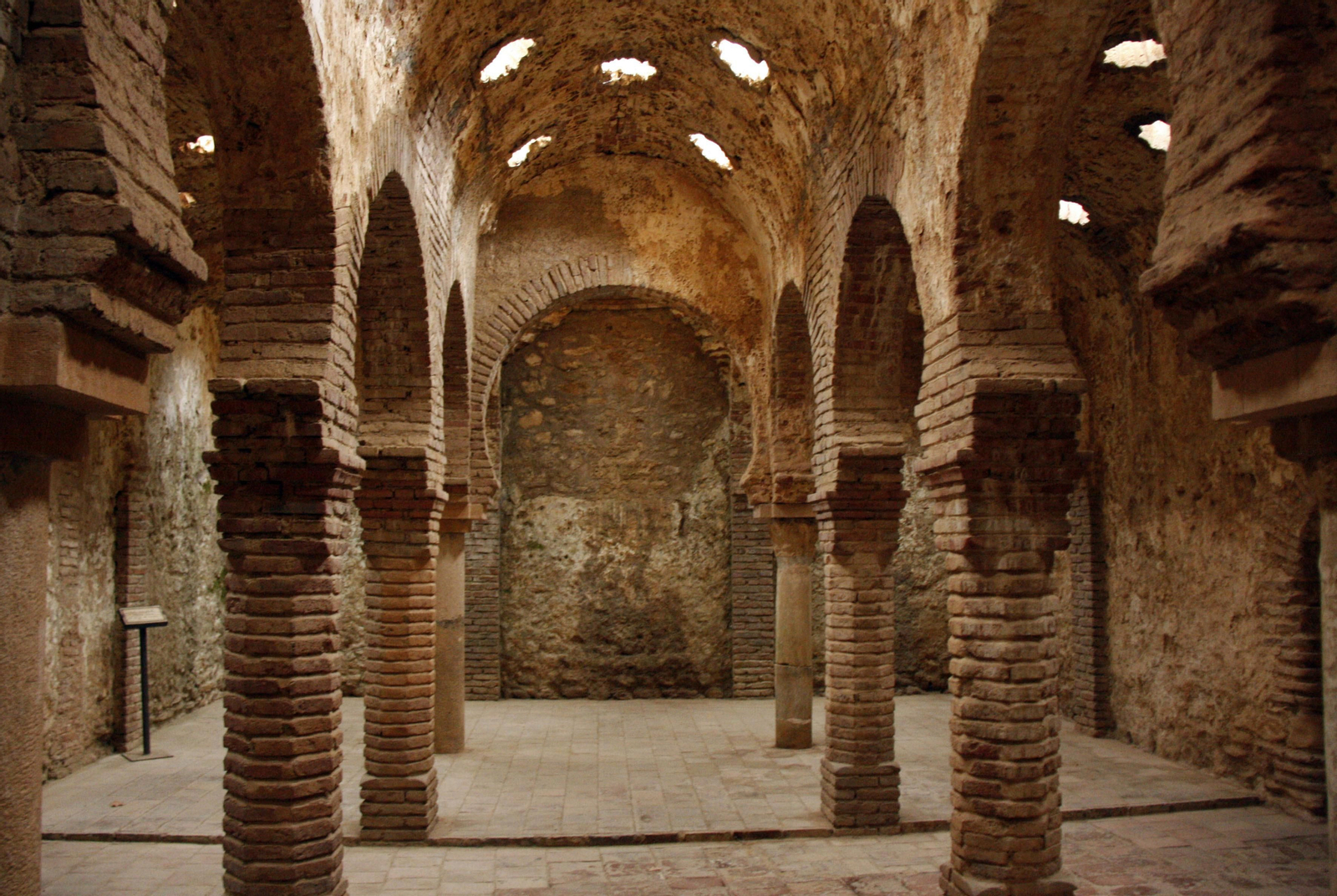 Interior de los Baños Árabes de Ronda.