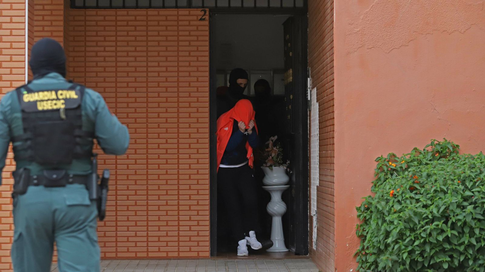 Fotos del registro de la Guardia Civil en la calle Guadalupe de La Línea