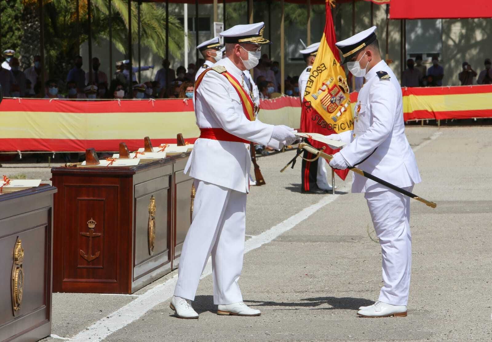 Entrega de despachos en la Escuela de Suboficiales de la Armada