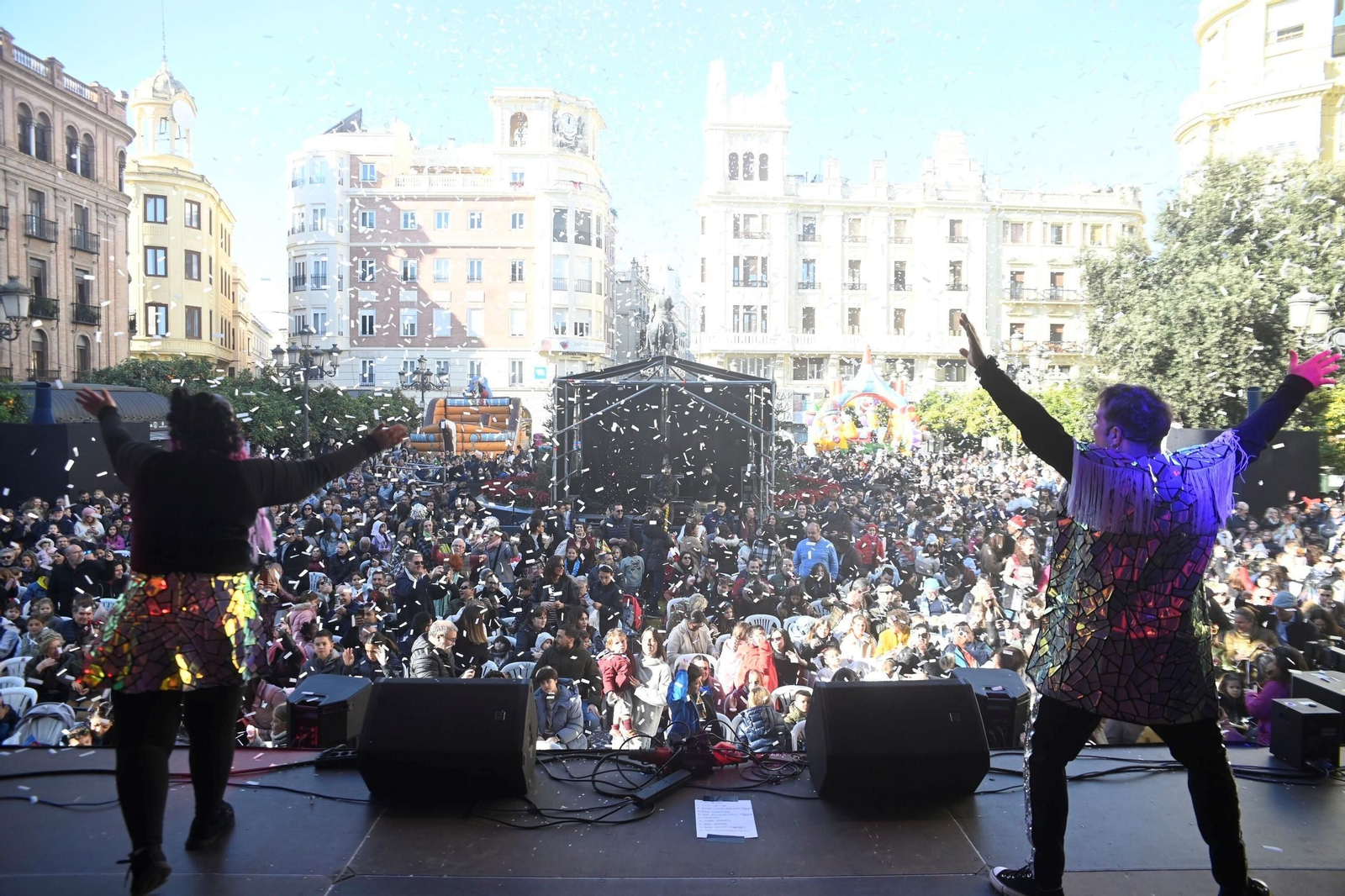 Los niños de Córdoba despiden 2024 con una fiesta infantil y campanadas en las Tendillas, en imágenes